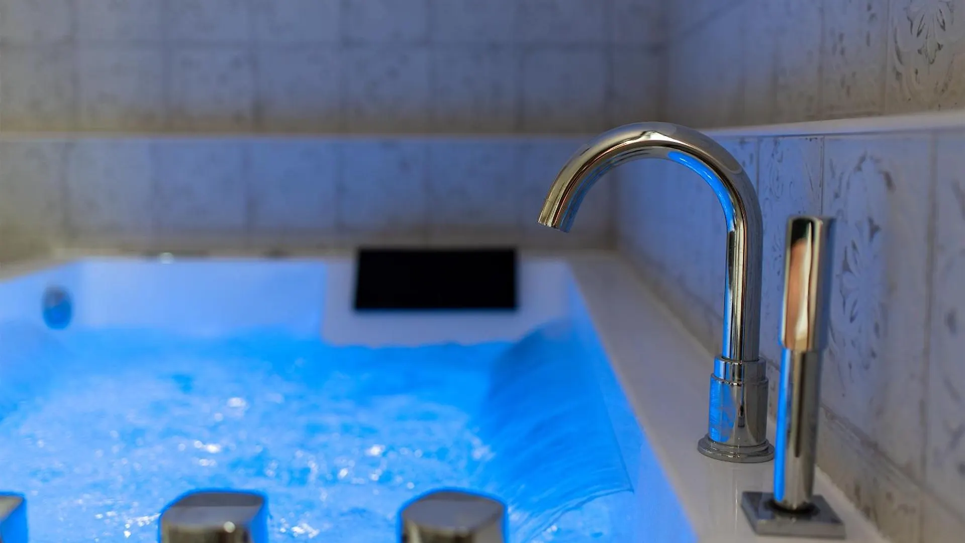 Appartement Premium Jacuzzi Terrasse Climatisation Frouzins